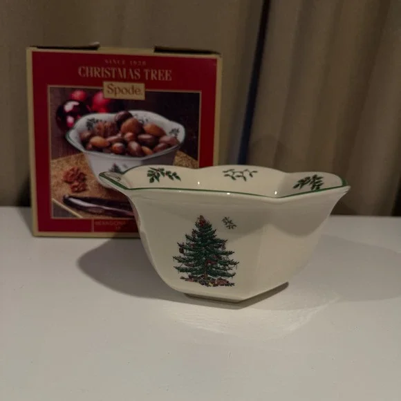 Spode Christmas Tree Hexagonal Nut Bowl‎ 16cm 7in S3324-A15 White Green Trim - Picture 2 of 5